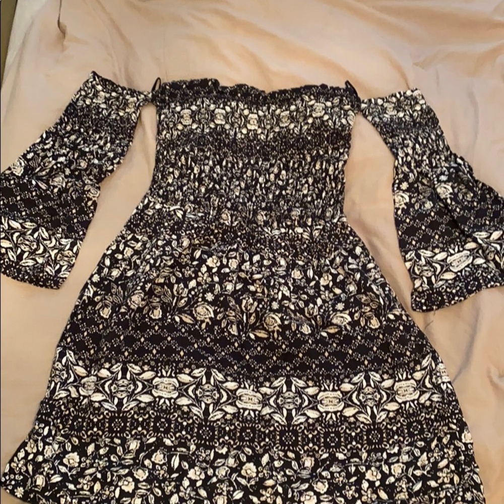 Shoulder dress with pockets!